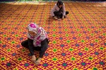 Weaving largest hand-woven kilim in world by Iranian weavers