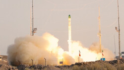 ايران تطلق صاروخ "ذو الجناح" الحامل للاقمار الصناعية