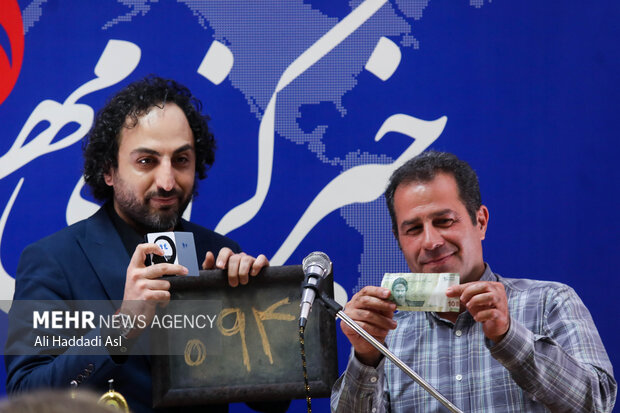  سعید فتحی روشن در حال اجرا در جشن بیستمین سالگرد تاسیس خبرگزاری مهر است