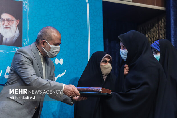 احمد وحیدی وزیر کشور در حال تجلیل از خانواده شهدا در مراسم روز جهانی مبارزه با مواد مخدر است