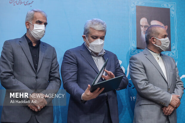 احمد وحیدی وزیر کشور ، سورنا ستاری معاون فناوری رئیس جمهور و یوسف نوری وزیر آموزشو پرورش در مراسم روز جهانی مبارزه حضور دارند