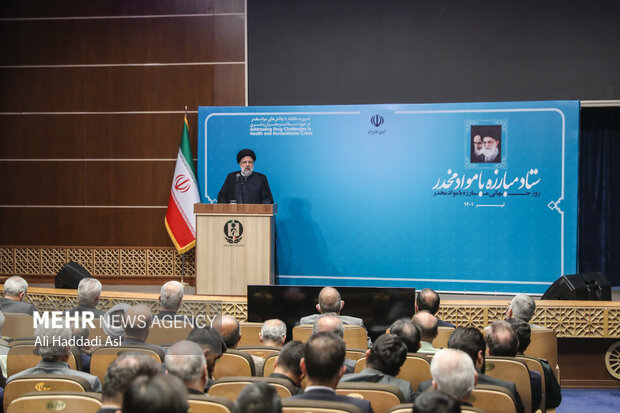 حجت الاسلام سید ابراهیم رئیسی رئیس جمهور در حال سخنرانی در مراسم روز جهانی مبارزه با مواد مخدر است