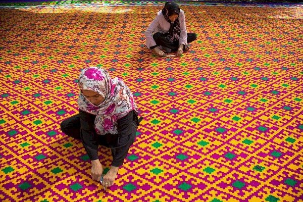 Weaving largest hand-woven kilim in world by Iranian weavers - Mehr ...