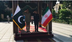رئيس هيئة الأركان المشتركة للجيش الباكستاني يلتقي بنظيره الايراني