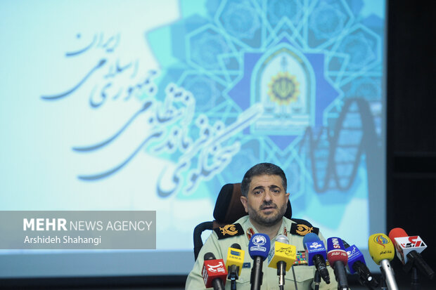سردار مهدی حاجیان سخنگوی فرماندهی کل انتظامی جمهوری اسلامی ایران در حال سخنرانی در نشست خبری خود با خبرنگاران رسانه ها است