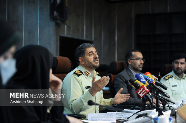 سردار مهدی حاجیان سخنگوی فرماندهی کل انتظامی جمهوری اسلامی ایران در حال سخنرانی در نشست خبری خود با خبرنگاران رسانه ها است