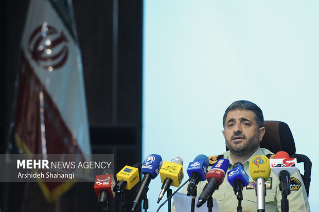 سردار مهدی حاجیان سخنگوی فرماندهی کل انتظامی جمهوری اسلامی ایران در حال سخنرانی در نشست خبری خود با خبرنگاران رسانه ها است