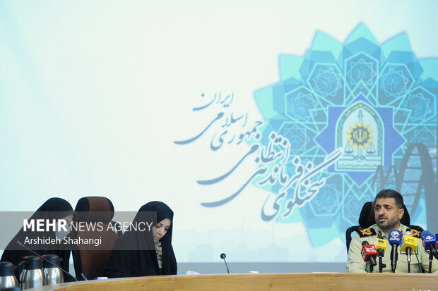 سردار مهدی حاجیان سخنگوی فرماندهی کل انتظامی جمهوری اسلامی ایران در حال سخنرانی در نشست خبری خود با خبرنگاران رسانه ها است