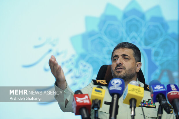 سردار مهدی حاجیان سخنگوی فرماندهی کل انتظامی جمهوری اسلامی ایران در حال پاسخ به سوالات خبرنگاران  رسانه ها در نشست خبری است