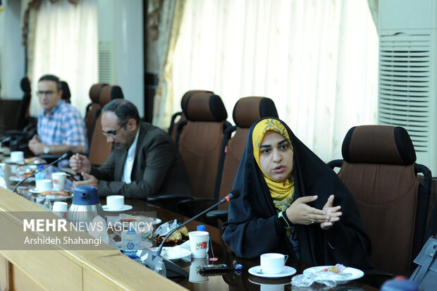 خبرنگار خبرگزاری مهر در حال پرسش سوال خود از سردار مهدی حاجیان سخنگوی فرماندهی کل انتظامی جمهوری اسلامی ایران است