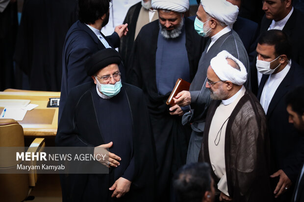 حجت الاسلام سید ابراهیم رئیسی رئیس جمهور در پایان همایش سراسری قوه قضاییه در حال ترک سالن اجلاس است