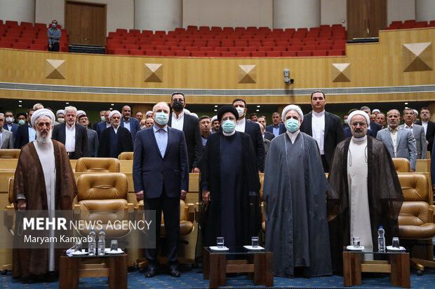 مهمانان حاظر در همایش سراسری قوه قضائیه در حال ادای احترام به سرود جمهوری اسلامی ایران هستند