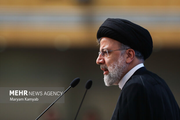 حجت الاسلام سید ابراهیم رئیسی رئیس جمهور در حال سخنرانی در همایش سراسری قوه قضاییه است