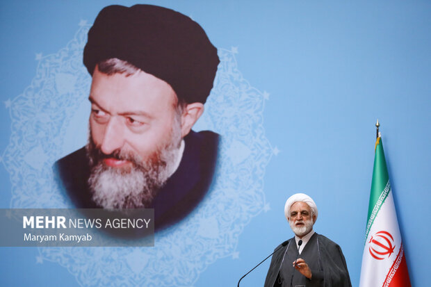 حجت الاسلام غلامحسین محسنی اژه‌ای رئیس قوه قضائیه در حال سخنرانی در همایش سراسری قوه قضاییه است