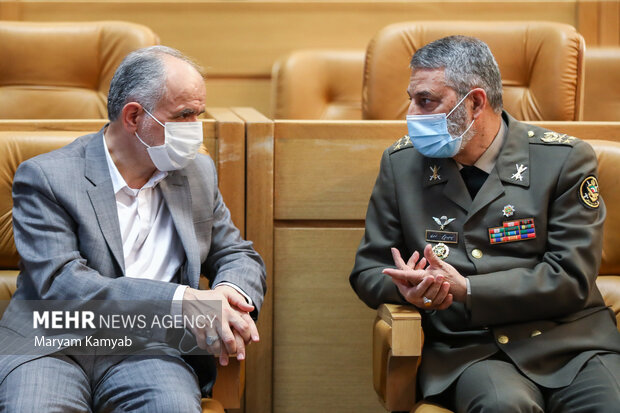 عبدالرحیم موسوی فرمانده کل ارتش و امیرحسین رحیمی وزیر دادگستری  در همایش سراسری قوه قضاییه حضور دارند