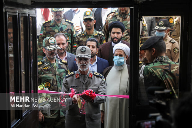 سردار محمد شیرازی رئیس دفتر نظامی مقام معظم رهبری در حال افتتاح منازل مسکونی طرح مهر ولایت است