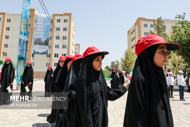 آئین افتتاح پروژه ۳۱۳ واحدی طرح مهر ولایت ۳ صبح روز دوشنبه ۶ تیرماه ۱۴۰۱ با حضور سردار محمد شیرازی رئیس دفتر نظامی مقام معظم رهبری و امیر کیومرث حیدری فرمانده نیروی زمینی ارتش در مجتمع مسکون شهید نامجو برگزار شد