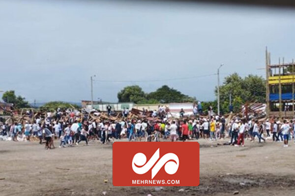 لحظه ریزش استادیوم در مسابقات گاوبازی در کلمبیا