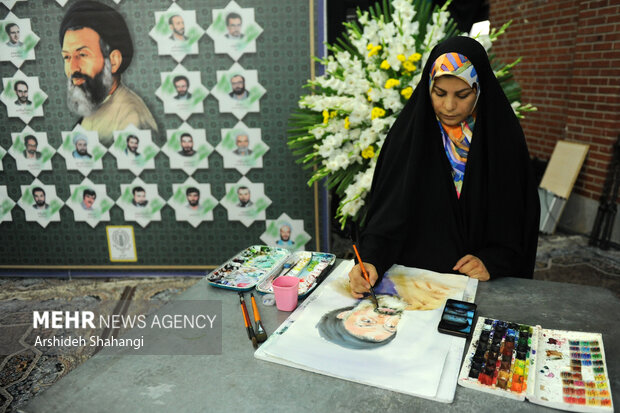 یک هنرمند نقاش در حال کشیدن تصویر آیت الله  بهشتی در مراسم چهل و یکمین سالگرد فاجعه هفتم تیر است