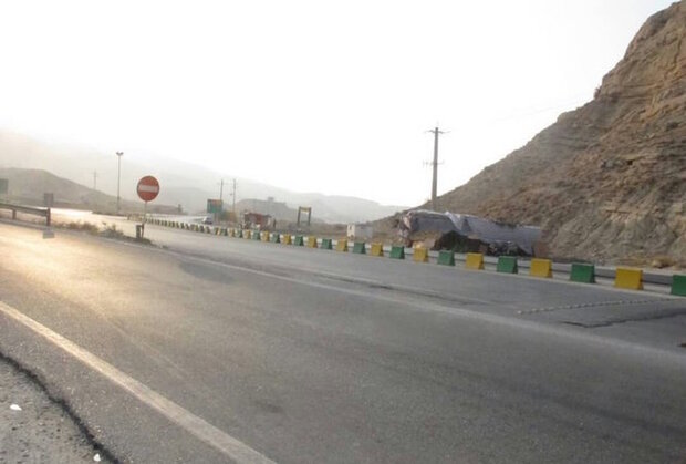 محور بندر خمیر - بندر لنگه همچنان مسدود است  محور بندر خمیر - بندر لنگه همچنان مسدود است