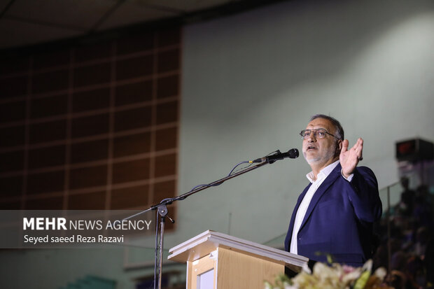 علیرضا زاکانی شهردار تهران در حال سخنرانی در مراسم افتتاحیه جشنواره‌های اوقات فراغت و فعالیت‌های ورزشی است