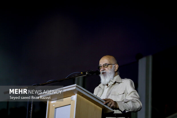 مهدی چمران رئیس شورای شهر تهران در حال سخنرانی در مراسم افتتاحیه جشنواره‌های اوقات فراغت و فعالیت‌های ورزشی است