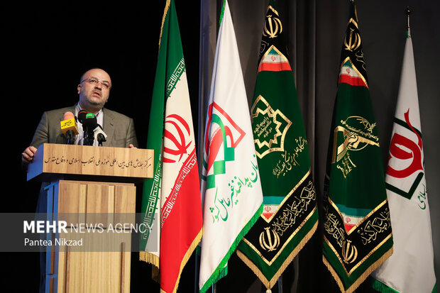 ابراهیم متولیان به عنوان قائم مقام دانشگاه علوم پزشکی بقیه الله(عج) در حال سخنرانی در ششمین همایش ملی پدافند شیمیایی کشور است