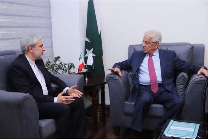 ایرانی سفیر کی پاکستان کے وزیر دفاع خواجہ آصف سے ملاقات