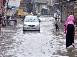 پاکستان؛کراچی میں مسلسل موسلادھار بارش سے بیشتر علاقے ڈوب گئے