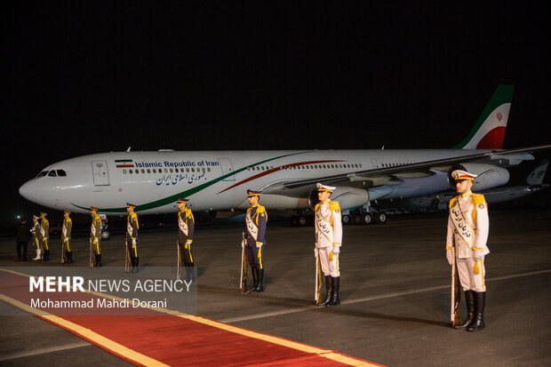 مراسم استقبال از سید ابراهیم رئیسی، رییس جمهور کشورمان پس از سفری یک روزه به ترکمنستان، بامداد پنجشنبه ۹ تیر در محل پاویون جمهوری فرودگاه مهرآباد برگزار شد