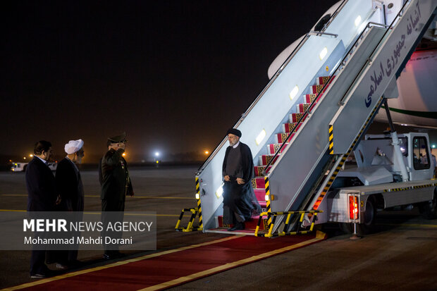 حجت الاسلام سید ابراهیم رئیسی رئیس جمهور در حال ورود به فرودگاه مهر آباد تهران پس از سفر  یک روزه به ترکمنستان است