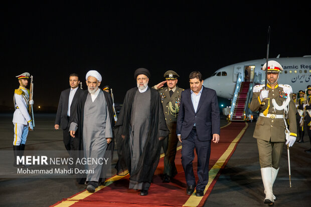 محمد مخبر معاون اول رئیس جمهور در حال استقبال از حجت الاسلام سید ابراهیم رئیسی رئیس جمهور در فرودگاه مهر آباد تهران پس از بازگشت از سفر یک روزه به ترکمنستان است