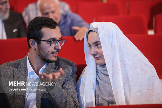 مراسم جشن وصال و آئین گرامیداشت هفته ازدواج صبح امروز جمعه ۱۰ تیر ۱۴۰۱ با حضور حجت الاسلام سید ابراهیم رئیسی رئیس جمهور در تالار وحدت برگزار شد