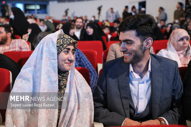 مراسم جشن وصال و آئین گرامیداشت هفته ازدواج صبح امروز جمعه ۱۰ تیر ۱۴۰۱ با حضور حجت الاسلام سید ابراهیم رئیسی رئیس جمهور در تالار وحدت برگزار شد