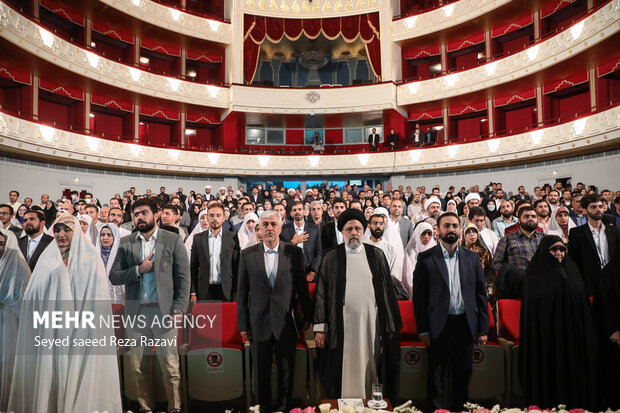  در ابتدای این مراسم حجت الاسلام سید ابراهیم رئیسی رئیس جمهور و سایر مدعوین در حال ادای احترام به سرود مقدس جمهوری اسلامی ایران هستند