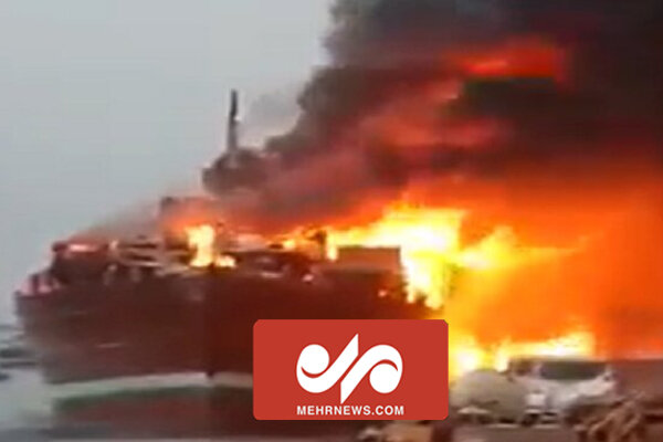تصاویری از آتش سوزی یک کشتی در دبی