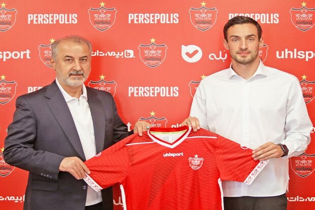 عکس یادگاری مدافع خارجی با پیراهن پرسپولیس