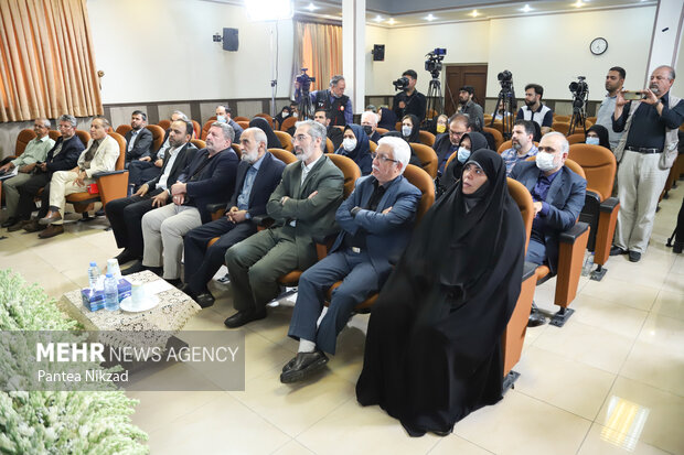 آیین بزرگداشت مریم کاظم‌زاده اولین عکاس زن دفاع مقدس ظهر چهارشنبه در سالن همایش باغ زیبا برگزار شد