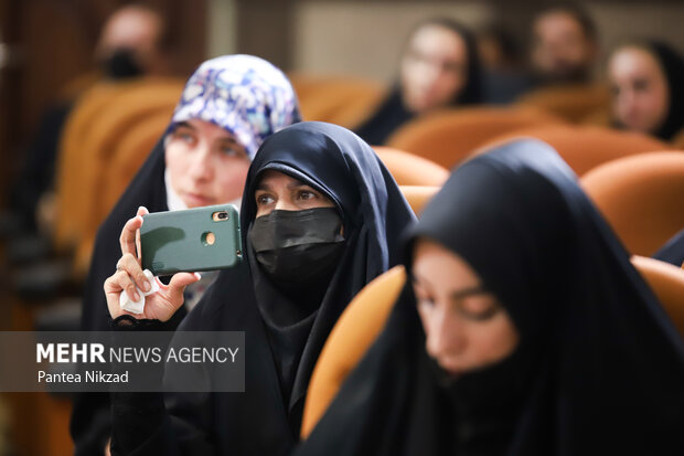 آیین بزرگداشت مریم کاظم‌زاده اولین عکاس زن دفاع مقدس ظهر چهارشنبه در سالن همایش باغ زیبا برگزار شد