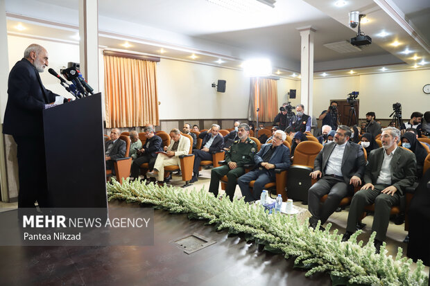 حسین شریعتمداری، مدیر مسئول روزنامه کیهان  در حال سخنرانی در مراسم بزرگداشت مریم کاظم‌زاده اولین عکاس زن دفاع مقدس است