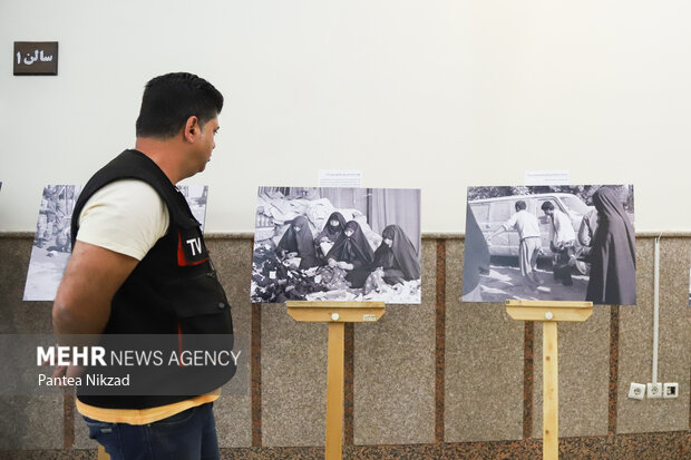 در حاشیه آیین بزرگداشت مریم کاظم‌زاده اولین عکاس زن دفاع مقدس نمایشگاهی از عکس های زنده یاد مریم کاظم زاده برگزار شد