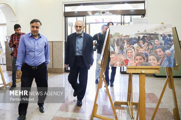 حسین شریعتمداری، مدیر مسئول روزنامه کیهان  در حال ورود به محل برگزاری آیین بزرگداشت مریم کاظم‌زاده اولین عکاس زن دفاع مقدس است