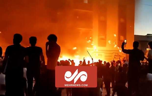 پارلمان لیبی توسط معترضین به آتش کشیده شد