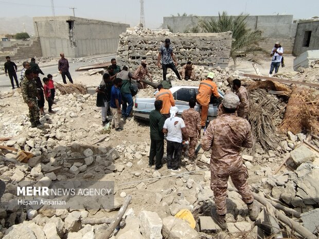 حضور نیروهای بسیج و سپاه در کنار مردم زلزله زده هرمزگان حضور نیروهای بسیج و سپاه در کنار مردم زلزله زده هرمزگان