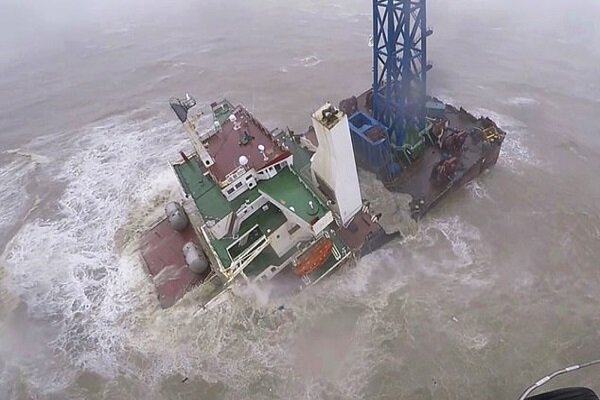 Hong Kong'da ortadan ikiye bölünen gemi için kurtarma çalışmaları sürüyor Hong Kong'da ortadan ikiye bölünen gemi için kurtarma çalışmaları sürüyor