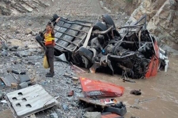 Pakistan'da yolcu otobüsü vadiye devrildi: Ölü ve yaralılar var Pakistan'da yolcu otobüsü vadiye devrildi: Ölü ve yaralılar var