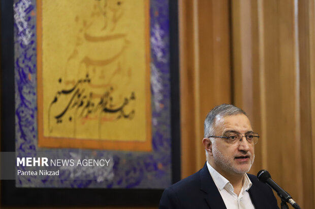  علیرضا زاکانی شهردار تهران در حال سخنرانی در هفتاد و پنجمین جلسه شورای شهر تهران است