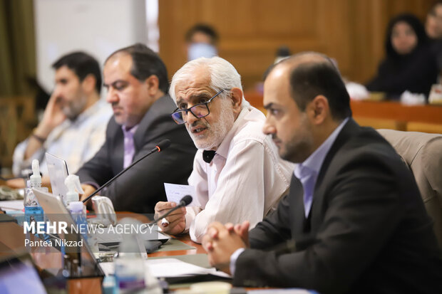 پرویز سروری عضو شورای شهر تهران در حال سخنرانی در هفتاد و پنجمین جلسه این شورا است