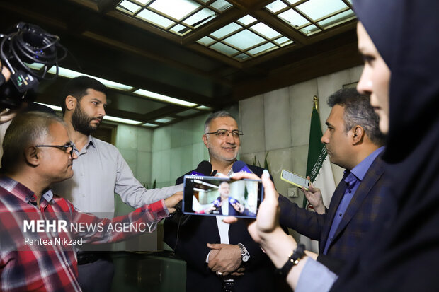  علیرضا زاکانی شهردار تهران در پایان هفتاد و پنجمین جلسه شورای شهر تهران در حال مصاحبه با خبرنگاران است
