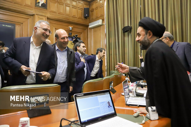  علیرضا زاکانی شهردار تهران در پایان هفتاد و پنجمین جلسه شورای شهر تهران در حال گفتگو با اعضای شورا است